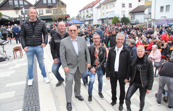 Sie haben die neue Ortsmitte schön gemacht (von links): Thomas Koller (ATS), Reinhold Irlbeck (Acende Lichtgestaltung), Bürgermeister Jürgen Scholz, Oliver Daeges und Michael Gräther (Ingenieurbüro Daeges) sowie Anette Striegel (2 in 1 Architektur + Landschaftsplanung) posieren auf der neuen Freitreppe.  <span class='image-autor'>Fotos: Banholzer</span>