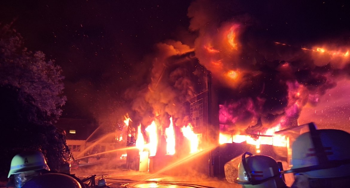 Brand Lindenhof Oberriexingen, 60 Rinder verendet, mehrere Gebäude völlig abgebrannt, Wohnhäuser gehalten, Foto von Bürgermeister Ron Keller