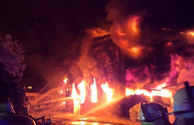 Ein Raub der Flammen werden in der Nacht zum Mittwoch große Teile des Lindenhofs in Oberriexingen. Die Feuerwehr ist mit einem Großaufgebot an Kräften viele Stunden im Einsatz. <span class='image-autor'>Foto: Keller</span>