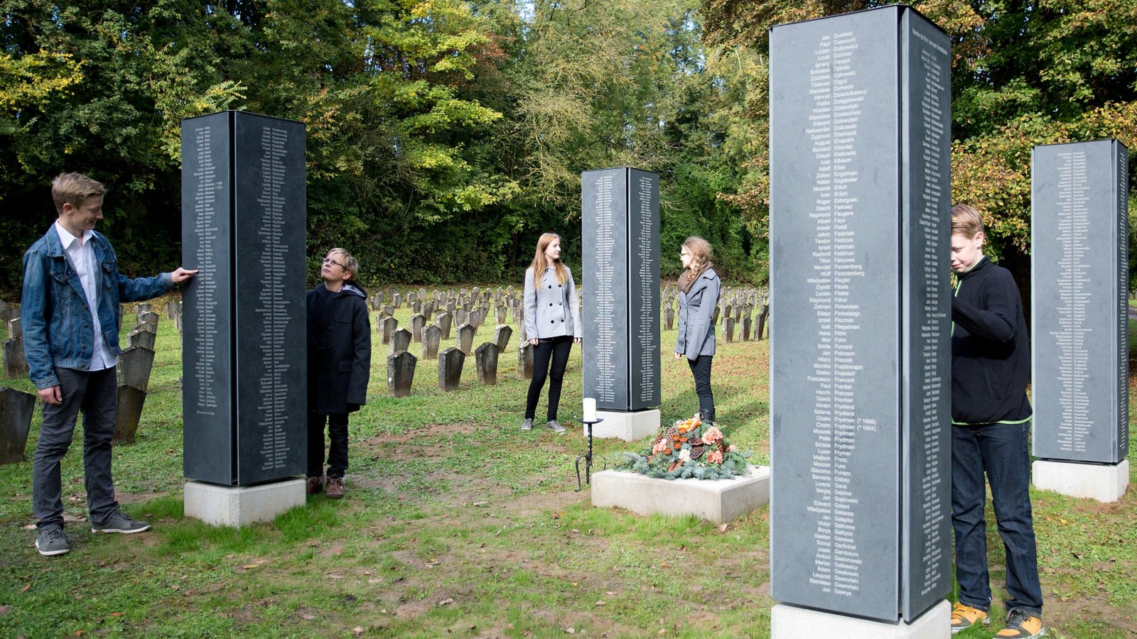 Die Namenstafeln auf dem KZ-Friedhof. Foto: p