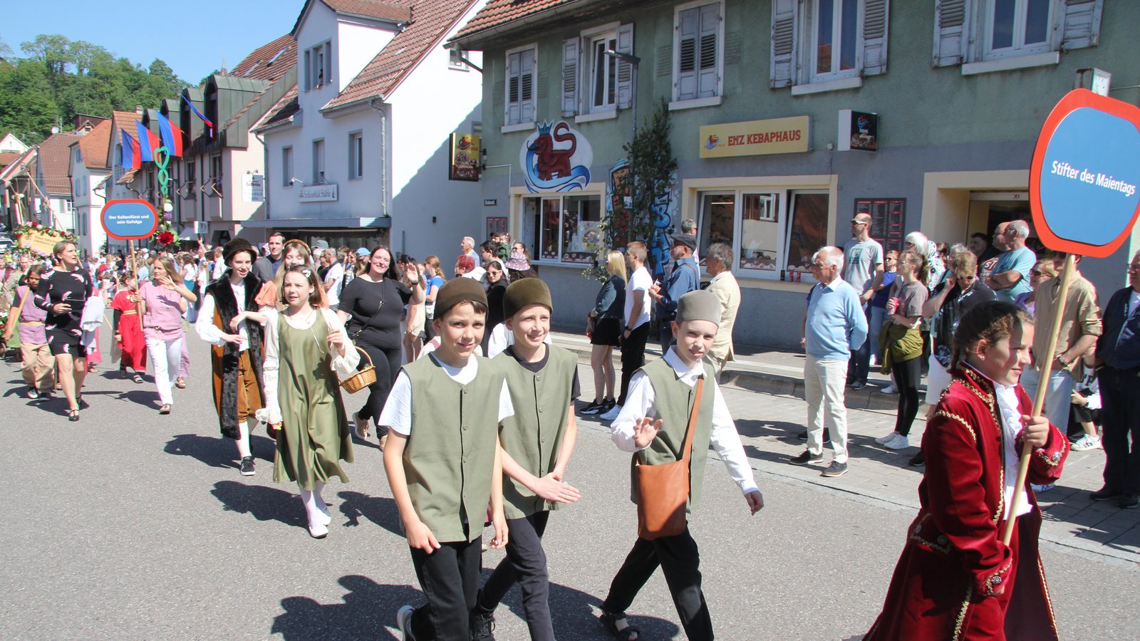 Viel zu sehen gibt es beim Festzug durch die Stadt. Foto: Banholzer
