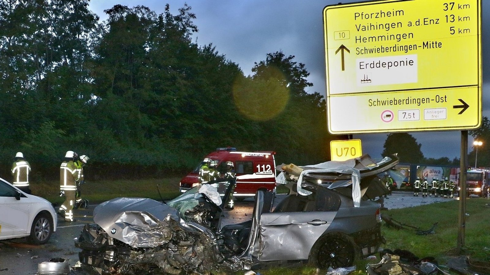 Zwei Menschen müssen nach dem Unfall am Freitagmorgen von der Feuerwehr aus ihren Fahrzeugen befreit werden. Foto: KS-Images.de/Andreas Rometsch