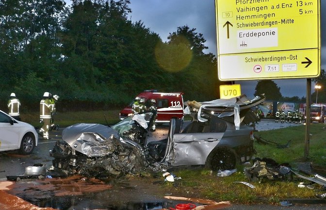 Zwei Menschen müssen nach dem Unfall am Freitagmorgen von der Feuerwehr aus ihren Fahrzeugen befreit werden. Foto: KS-Images.de/Andreas Rometsch