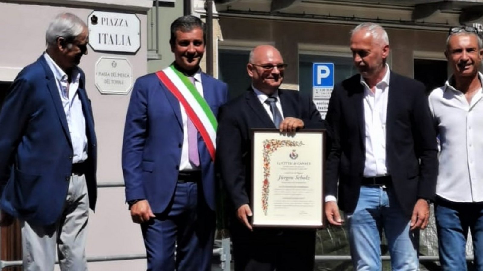 Jürgen Scholz (Dritter von links) ist jetzt Ehrenbürger von Canale. Fotos: p