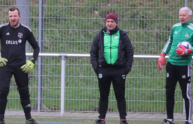 Sehnsüchtig warten Marco Euchenhofer (von links), Stephan Güttler und Andreas Bader vom SV Iptingen auf den Schiedsrichter. <span class='image-autor'>Fotos: Dittrich</span>