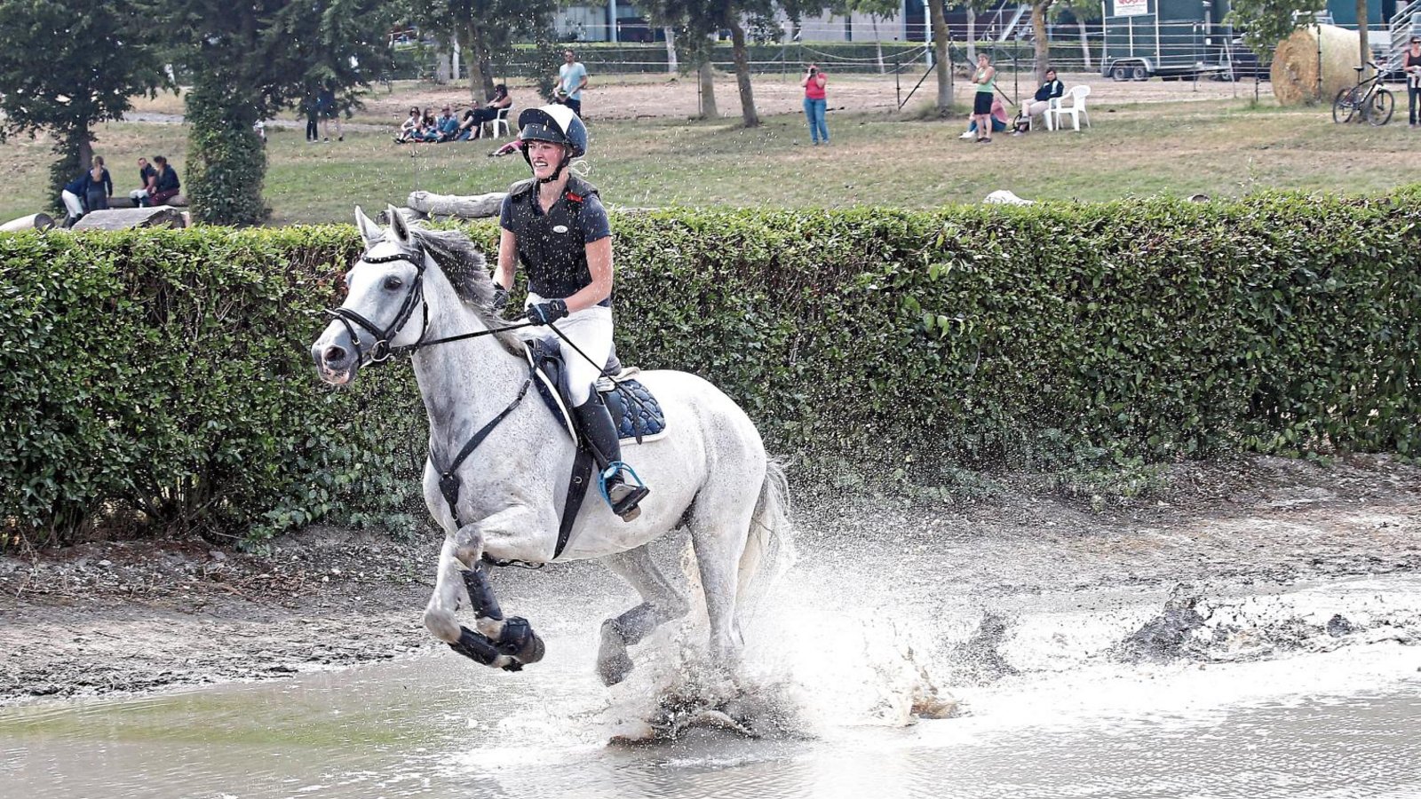 Lisa Roßmann jagt mit White Sugar durch den Teich auf der Nussdorfer Geländebahn. Das Team beweist seine Vielseitigkeit und wird auf Rang sieben der L-Prüfung platziert. Foto: Küppers Lisa Roßmann jagt mit White Sugar durch den Teich auf der Nussdorfer Geländebahn. Das Team beweist seine Vielseitigkeit und wird auf Rang sieben der L-Prüfung platziert. Foto: Küppers