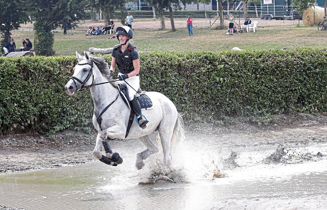 Lisa Roßmann jagt mit White Sugar durch den Teich auf der Nussdorfer Geländebahn. Das Team beweist seine Vielseitigkeit und wird auf Rang sieben der L-Prüfung platziert. Foto: Küppers