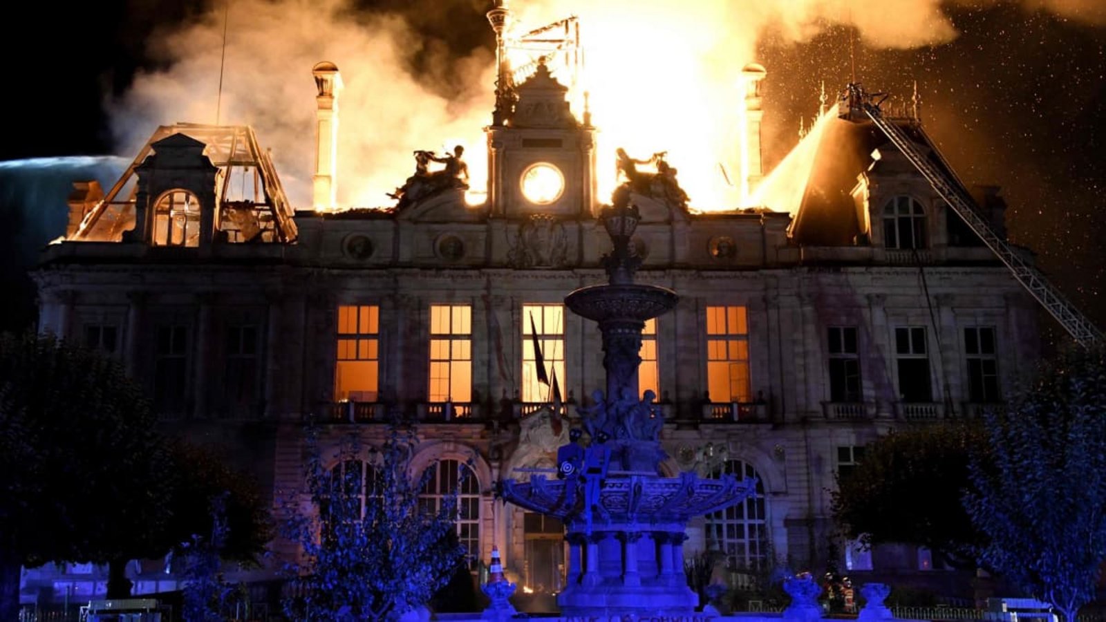 Protesttag in Frankreich: Dieses Foto zeigt ein Feuer, das das Rathaus in Limoges in Zentralfrankreich zerstört, nachdem eine Gruppe von Personen im Rahmen einer landesweiten Mobilisierungsaktion gegen hohe Lebenshaltungskosten gewaltsam in das Gebäude eingedrungen war.Pascal Lachenaud/AFP/dpa