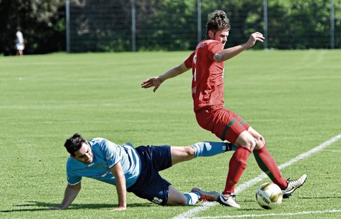 Robin Wöhr (rechts) gehört zu den Spielern, die dem TSV Nussdorf die Treue gehalten haben und gleich zu Saisonbeginn dem Titelfavoriten Lomersheim gegenüber stehen. Foto: Leitner