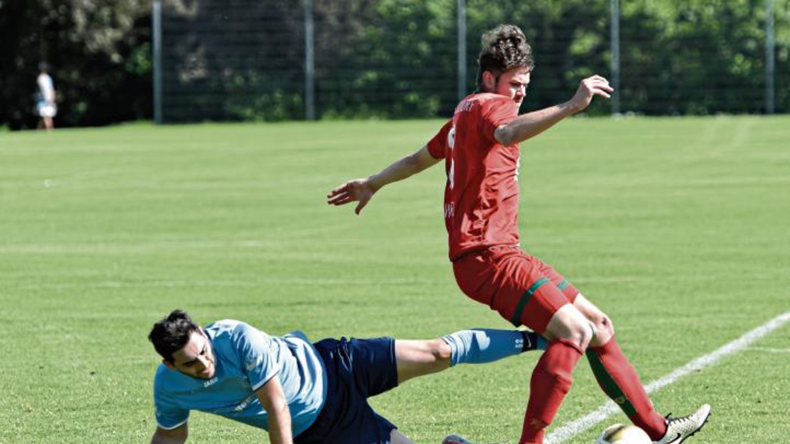 Robin Wöhr (rechts) gehört zu den Spielern, die dem TSV Nussdorf die Treue gehalten haben und gleich zu Saisonbeginn dem Titelfavoriten Lomersheim gegenüber stehen. Foto: Leitner