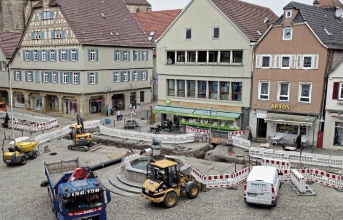 Großbaustelle Vaihinger Marktplatz – das Nahwärmenetz wächst.  Foto: Rücker