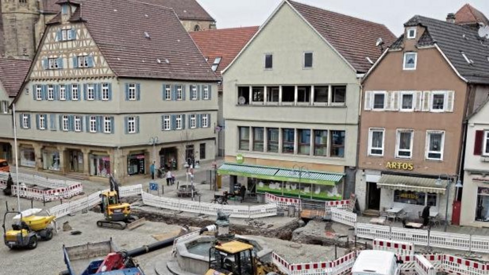 Großbaustelle Vaihinger Marktplatz – das Nahwärmenetz wächst.  Foto: Rücker