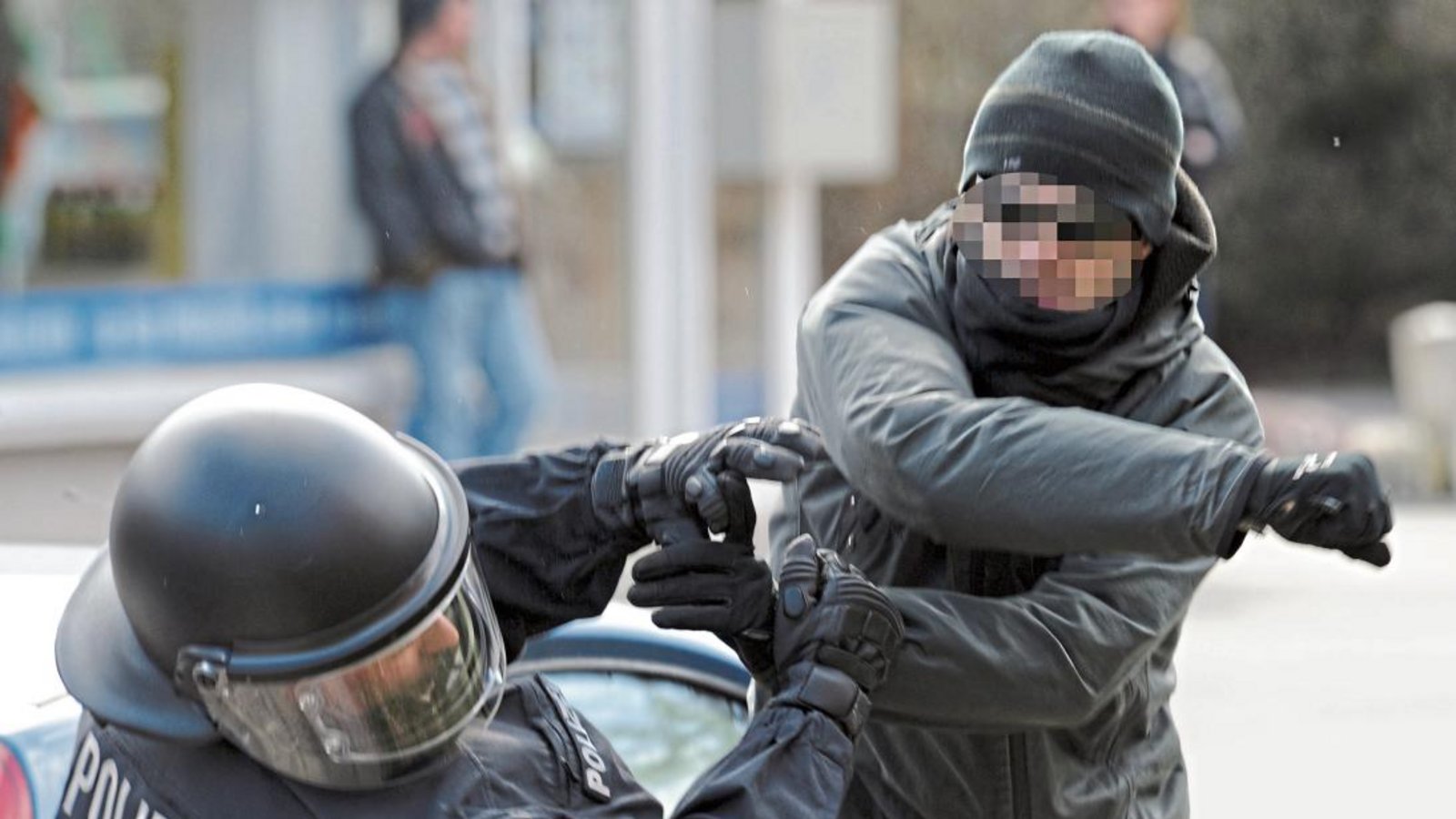 Gewaltdelikte gegen Polizeibeamte haben im Kreis Ludwigsburg zugenommen. Foto: dpa Gewaltdelikte gegen Polizeibeamte haben im Kreis Ludwigsburg zugenommen. Foto: dpa