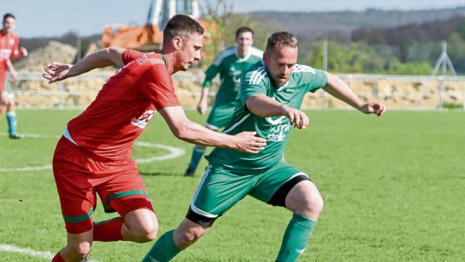 Nussdorfs Marcel Boch (links) und Iptingens Thorsten Dertinger liefern sich stellvertretend für ihre Mannschaft ein erbittertes Sprintduell um das Spielgerät. Foto: Leitner