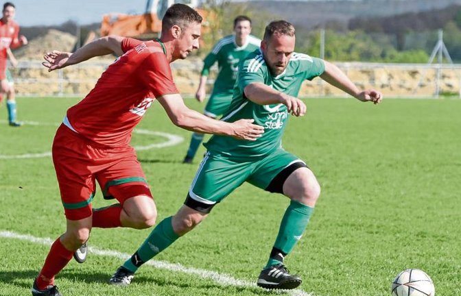 Nussdorfs Marcel Boch (links) und Iptingens Thorsten Dertinger liefern sich stellvertretend für ihre Mannschaft ein erbittertes Sprintduell um das Spielgerät. Foto: Leitner