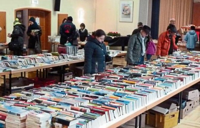Eine Flut von Büchern gab es am Samstag im evangelischen Gemeindehaus in Vaihingen beim Bücherflohmarkt.  Foto: Arning