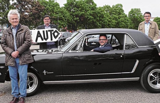 Nicolas und Michael Geiger, Timo Gerstel, OB Peter Boch, Oliver Reitz und Christine Müh (von links) freuen sich schon auf den Start des Autokino am kommenden Freitag auf dem Pforzheimer Messplatz. Foto: Friedrich