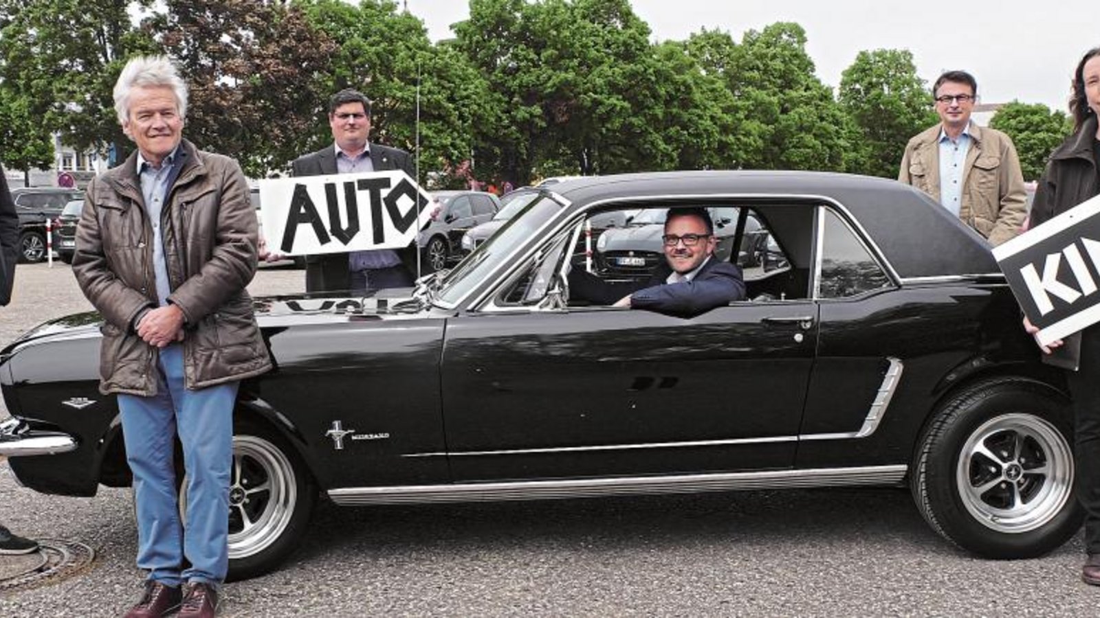 Nicolas und Michael Geiger, Timo Gerstel, OB Peter Boch, Oliver Reitz und Christine Müh (von links) freuen sich schon auf den Start des Autokino am kommenden Freitag auf dem Pforzheimer Messplatz. Foto: Friedrich