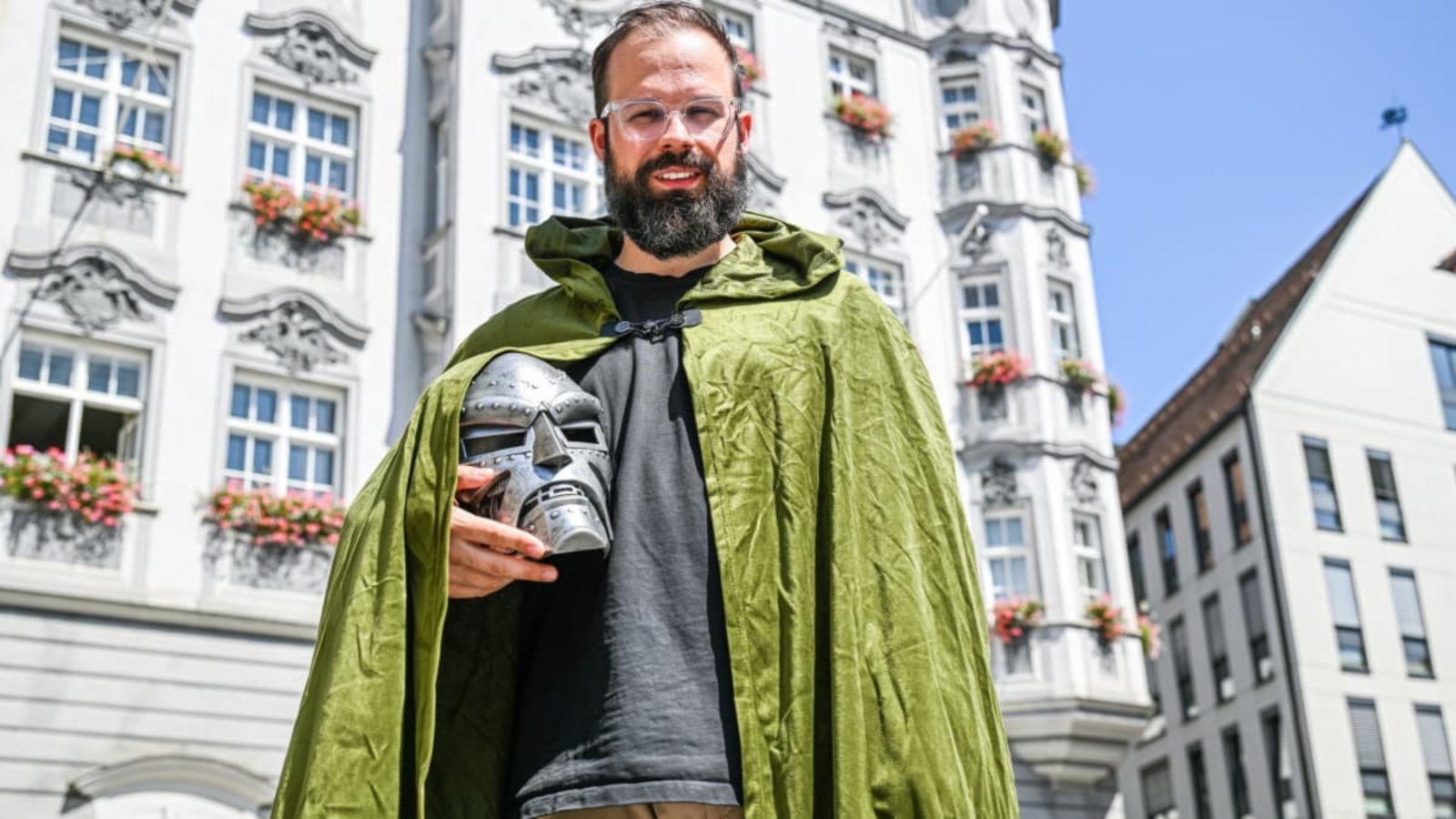 Oberbürgermeister Jan Rothenbacher wirbt als Bösewicht „Doctor Doom“ dafür, dass der nächste Marvel-Film in Memmingen Premiere feiert.Jason Tschepljakow/dpa Oberbürgermeister Jan Rothenbacher wirbt als Bösewicht „Doctor Doom“ dafür, dass der nächste Marvel-Film in Memmingen Premiere feiert.Jason Tschepljakow/dpa