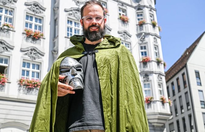 Oberbürgermeister Jan Rothenbacher wirbt als Bösewicht „Doctor Doom“ dafür, dass der nächste Marvel-Film in Memmingen Premiere feiert.<span class='image-autor'>Jason Tschepljakow/dpa</span>