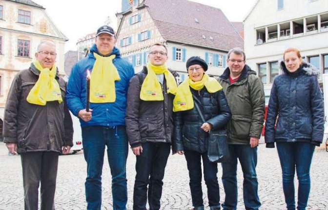 Sportlicher Wahlkampf in Vaihingen: Stadtrat Friedrich Wahl (von links) spornt FDP-Landtagskandidat Roland Zitzmann, Marcel Distl (Vorsitzender des FDP-Ortsvereins Freiberg-Pleidesheim-Ingersheim) und Dagmar Holzberg von der Vaihinger FDP für den Freiheitslauf an. Die Liberalen marschierten am Samstag nach Bietigheim, wo sie die Freiheitsfakel an den Bietigheimer Kandidaten für die Landtagswahl, Dr. Dieter Baumgärtner, übergaben. Dieser lief nach Ludwigsburg und überreichte die Fackel an die Ludwigsburger Kandidatin Stefanie Knecht. Schatzmeister Marcus Klenk und Zitzmanns Tochter (rechts) kamen zum Auftakt des Freiheitslaufs. Foto: Rostek