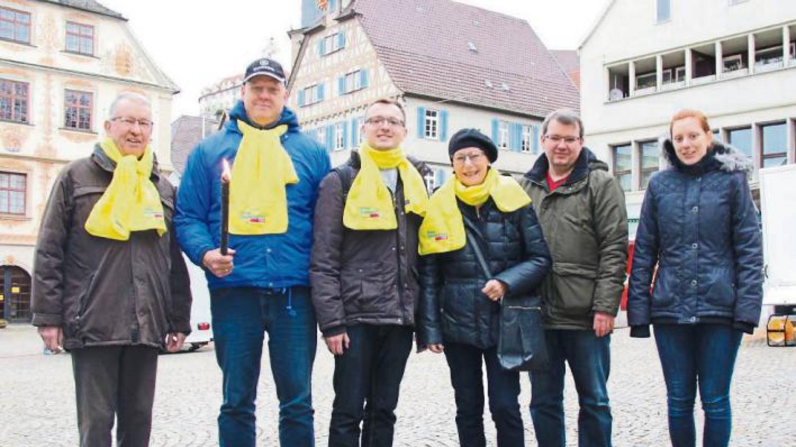 Sportlicher Wahlkampf in Vaihingen: Stadtrat Friedrich Wahl (von links) spornt FDP-Landtagskandidat Roland Zitzmann, Marcel Distl (Vorsitzender des FDP-Ortsvereins Freiberg-Pleidesheim-Ingersheim) und Dagmar Holzberg von der Vaihinger FDP für den Freiheitslauf an. Die Liberalen marschierten am Samstag nach Bietigheim, wo sie die Freiheitsfakel an den Bietigheimer Kandidaten für die Landtagswahl, Dr. Dieter Baumgärtner, übergaben. Dieser lief nach Ludwigsburg und überreichte die Fackel an die Ludwigsburger Kandidatin Stefanie Knecht. Schatzmeister Marcus Klenk und Zitzmanns Tochter (rechts) kamen zum Auftakt des Freiheitslaufs. Foto: Rostek Sportlicher Wahlkampf in Vaihingen: Stadtrat Friedrich Wahl (von links) spornt FDP-Landtagskandidat Roland Zitzmann, Marcel Distl (Vorsitzender des FDP-Ortsvereins Freiberg-Pleidesheim-Ingersheim) und Dagmar Holzberg von der Vaihinger FDP für den Freiheitslauf an. Die Liberalen marschierten am Samstag nach Bietigheim, wo sie die Freiheitsfakel an den Bietigheimer Kandidaten für die Landtagswahl, Dr. Dieter Baumgärtner, übergaben. Dieser lief nach Ludwigsburg und überreichte die Fackel an die Ludwigsburger Kandidatin Stefanie Knecht. Schatzmeister Marcus Klenk und Zitzmanns Tochter (rechts) kamen zum Auftakt des Freiheitslaufs. Foto: Rostek