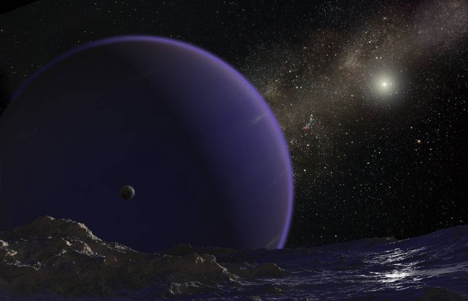 Künstlerische Darstellung der Eiswelt von Planet Neun. Im Hintergrund ist Neptun zu sehen.<span class='image-autor'>Foto: Imago/StockTrek Images/Steven Hobbs</span>