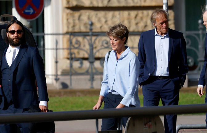 Christina Block und Gerhard Delling (2. v. li.) betreten mit ihren Anwälten das Hamburger Gericht.<span class='image-autor'>Foto: Georg Wendt/dpa</span>