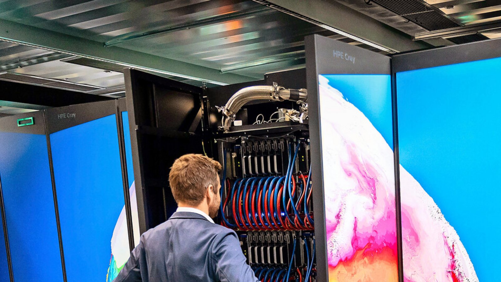 Hunter sieht aus wie eine hippe Schlafzimmerschrankwand, ist aber ein Supercomputer für 15 Millionen Euro.Foto: Lichtgut/Julian Rettig Hunter sieht aus wie eine hippe Schlafzimmerschrankwand, ist aber ein Supercomputer für 15 Millionen Euro.Foto: Lichtgut/Julian Rettig
