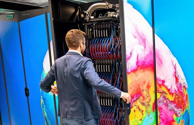Hunter sieht aus wie eine hippe Schlafzimmerschrankwand, ist aber ein Supercomputer für 15 Millionen Euro.<span class='image-autor'>Foto: Lichtgut/Julian Rettig</span>
