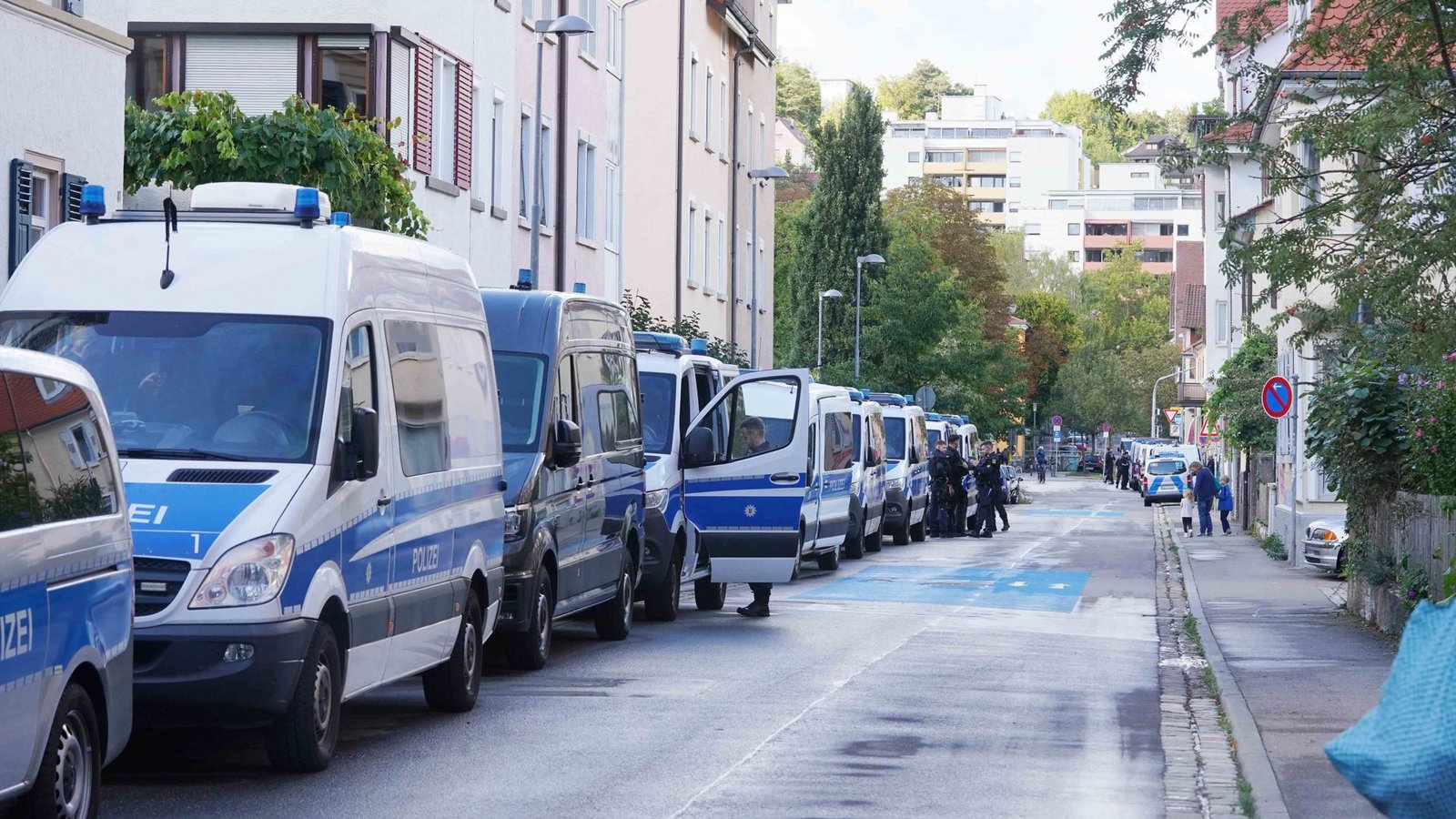 Die Polizeipräsenz vor dem Streitgespräch ist riesig.Foto: Andreas Rosar / Fotoagentur Stuttgart