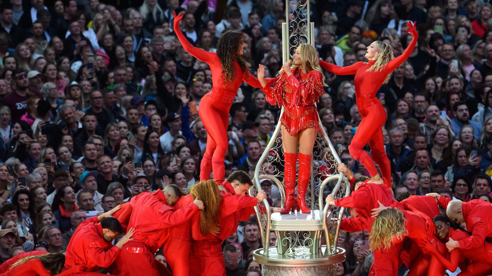 Auch in Amsterdam sollte Helene Fischer vor Zehntausenden Fans auftreten – keine zwei Wochen vor dem Konzert wurde der Ort nun aber verlegt. (Archivbild)Foto: Robert Michael/dpa Auch in Amsterdam sollte Helene Fischer vor Zehntausenden Fans auftreten – keine zwei Wochen vor dem Konzert wurde der Ort nun aber verlegt. (Archivbild)Foto: Robert Michael/dpa