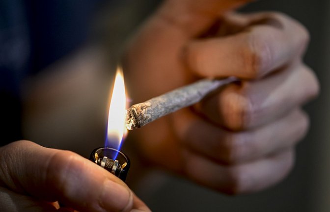 Eine Person zündet sich einen Joint an. Experten warnen vor den Risiken (Symbolfoto).<span class='image-autor'>Foto: picture alliance/dpa/Fabian Sommer</span>