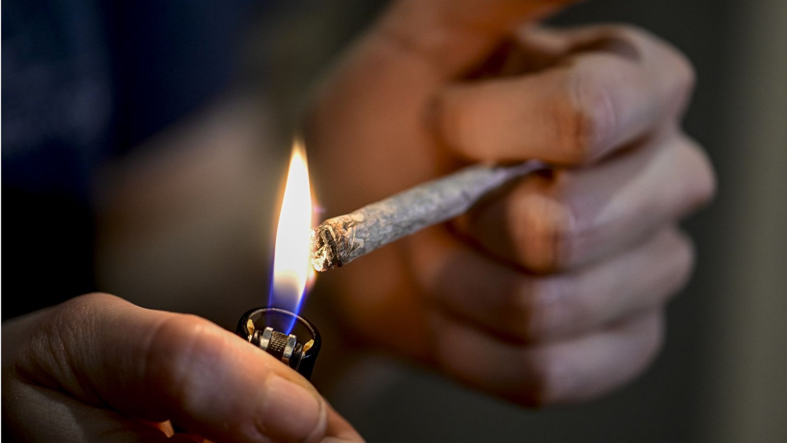 Eine Person zündet sich einen Joint an. Experten warnen vor den Risiken (Symbolfoto).Foto: picture alliance/dpa/Fabian Sommer Eine Person zündet sich einen Joint an. Experten warnen vor den Risiken (Symbolfoto).Foto: picture alliance/dpa/Fabian Sommer