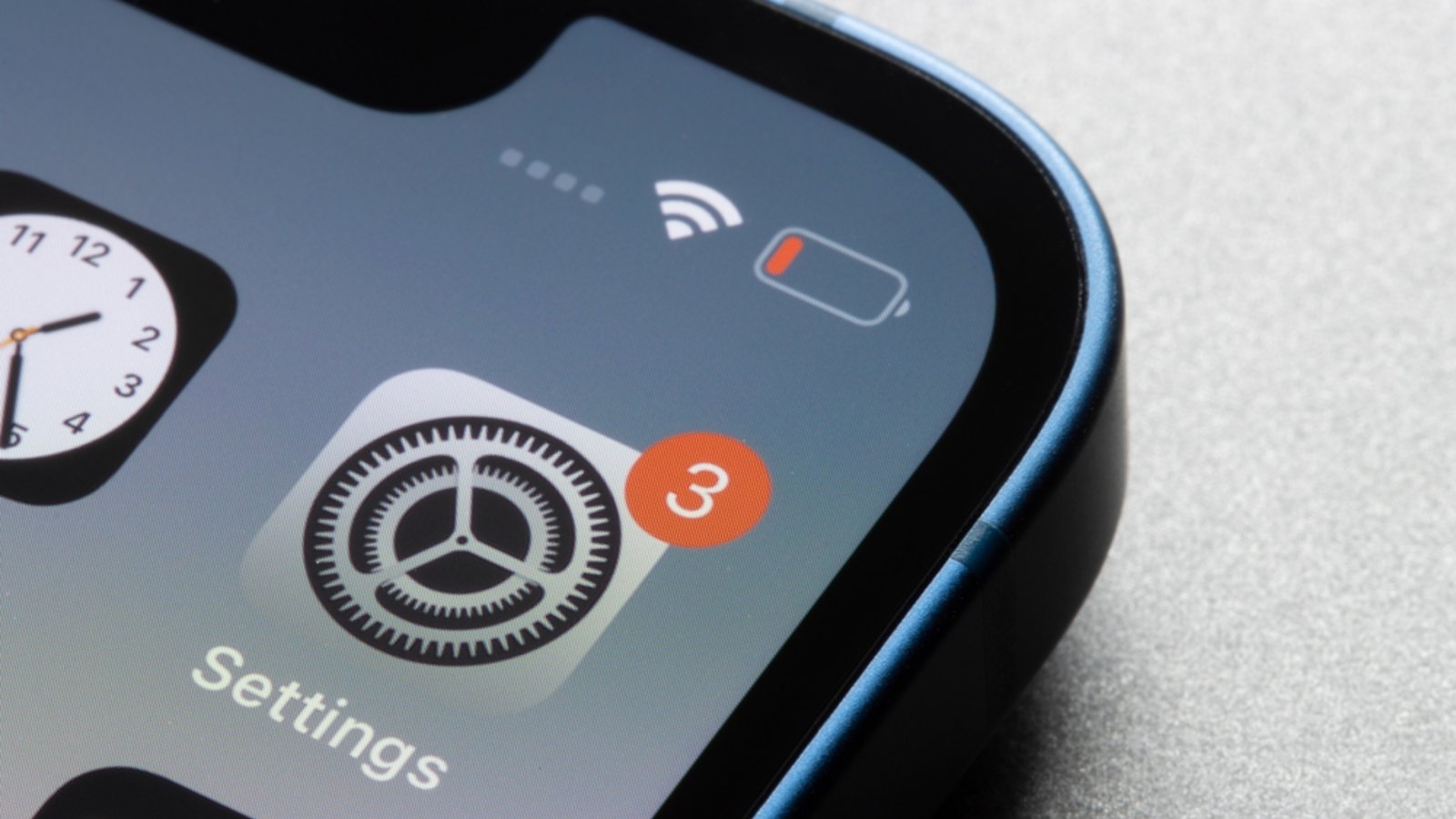 Erfahren Sie hier, wo Sie auf Ihrem iPhone die Warnmeldung-Einstellungen finden.Foto: Tada Images 7 / Shutterstock.com
