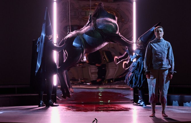 Szene der Uraufführung von „Malina“ bei den Schwetzinger SWR-Festspielen<span class='image-autor'>Foto: Fernando Fath/Schwetzinger SWR Festspiele</span>