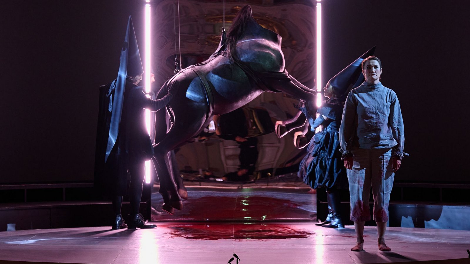 Szene der Uraufführung von „Malina“ bei den Schwetzinger SWR-FestspielenFoto: Fernando Fath/Schwetzinger SWR Festspiele