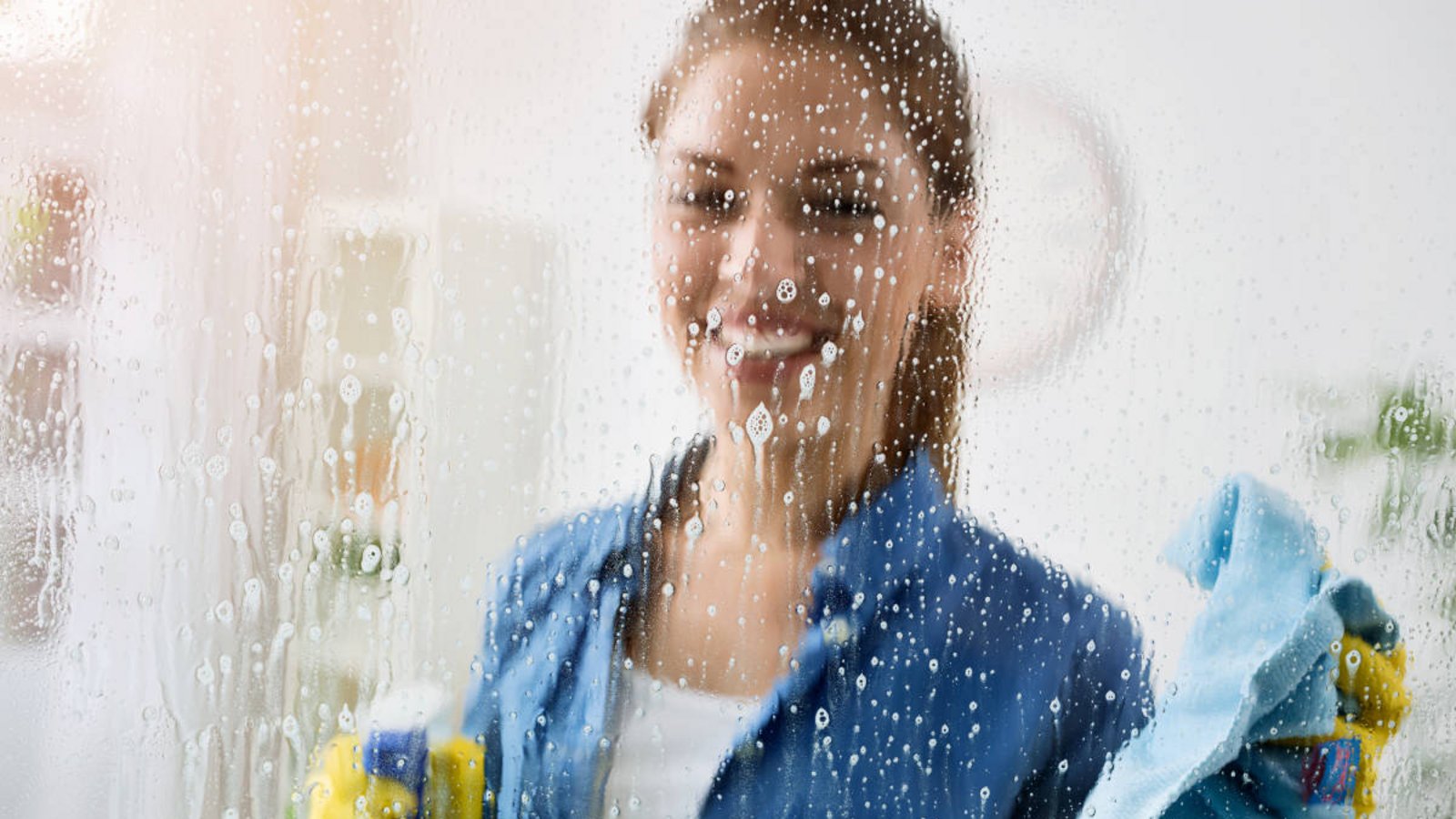 Erfahren Sie, wie sich Fenster schnell, einfach und ohne viel Aufwand putzen lassen. (Mit und ohne Geräte)Foto: Didesign021 / Shutterstock.com Erfahren Sie, wie sich Fenster schnell, einfach und ohne viel Aufwand putzen lassen. (Mit und ohne Geräte)Foto: Didesign021 / Shutterstock.com