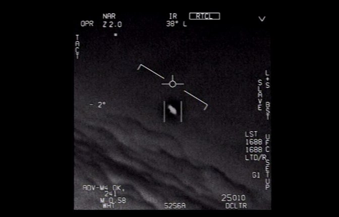 Dieses vom US-Verteidigungsministerium veröffentlichte Standbild eines Videos zeigt ein Unidentifiziertes Flugobjekt, das von Piloten der US-Marine gesichtet wurde.<span class='image-autor'>Foto: U.S. Department of Defense/dpa</span>