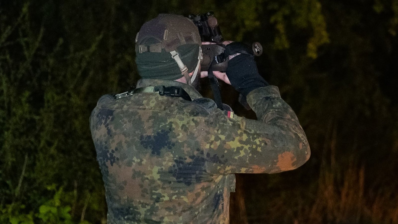 Bundeswehrsoldaten helfen bei der Suche nach dem vermissten Sechsjährigen.Foto: dpa/Jonas Walzberg