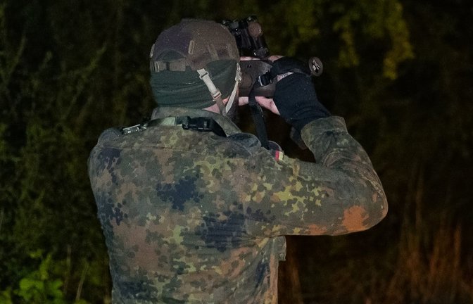 Bundeswehrsoldaten helfen bei der Suche nach dem vermissten Sechsjährigen.<span class='image-autor'>Foto: dpa/Jonas Walzberg</span>