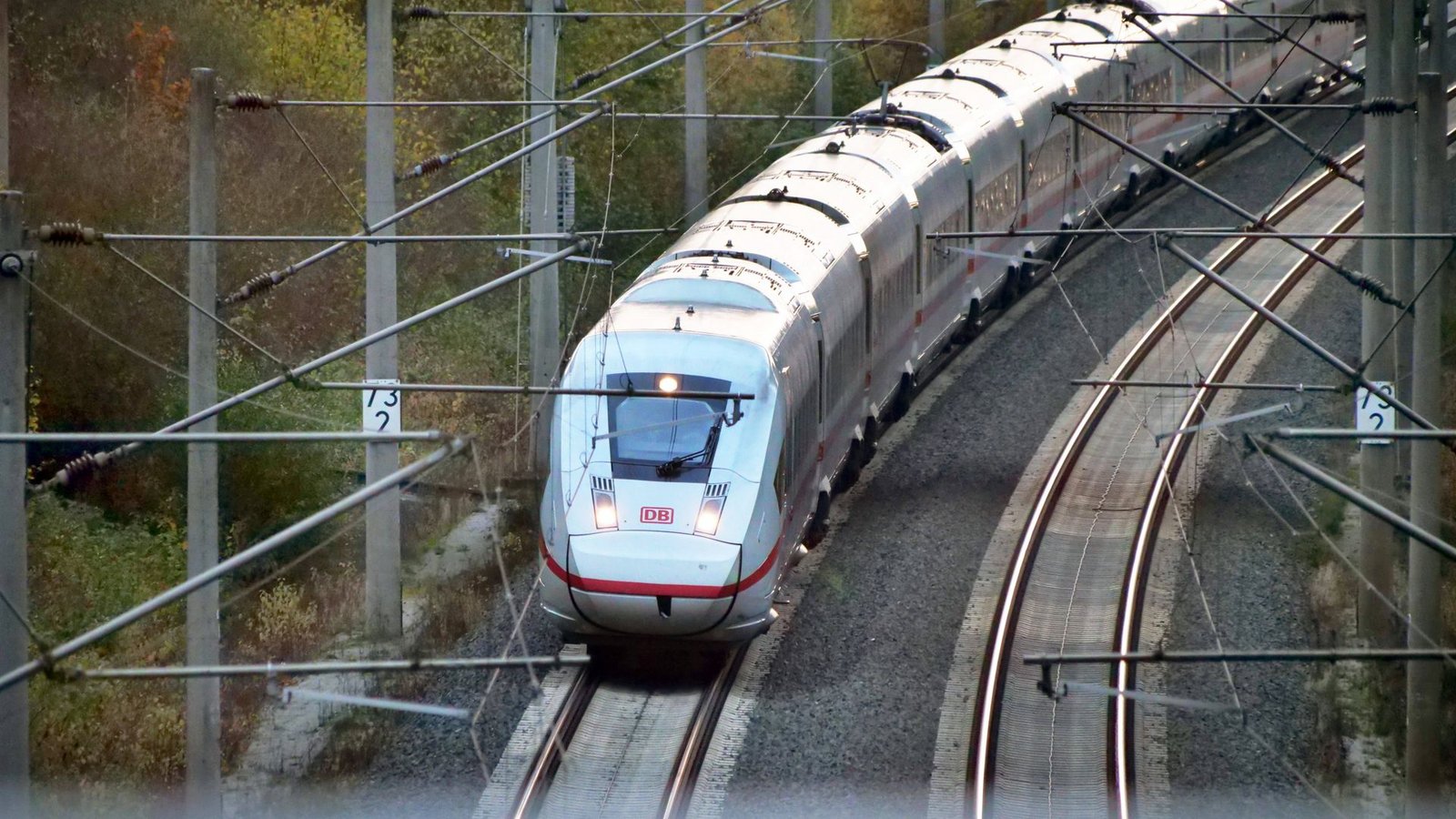 Die Linke fordert unter anderem, eine gemeinsame Buchungsplattform für eine europäische Bahn zu schaffen.Foto: imago/Martin Wagner Die Linke fordert unter anderem, eine gemeinsame Buchungsplattform für eine europäische Bahn zu schaffen.Foto: imago/Martin Wagner