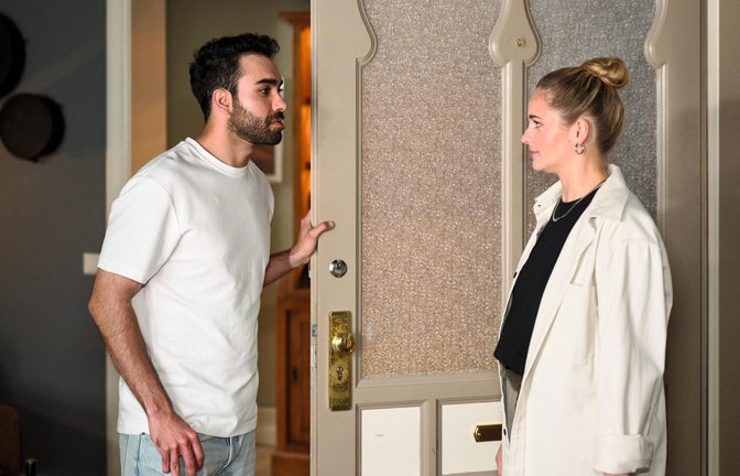 Cecilia (Carina Koller) überwindet sich dazu, Baris (Metehan Demiröz) um Hilfe zu bitten.<span class='image-autor'>Foto: RTL / Stefan Behrens</span>