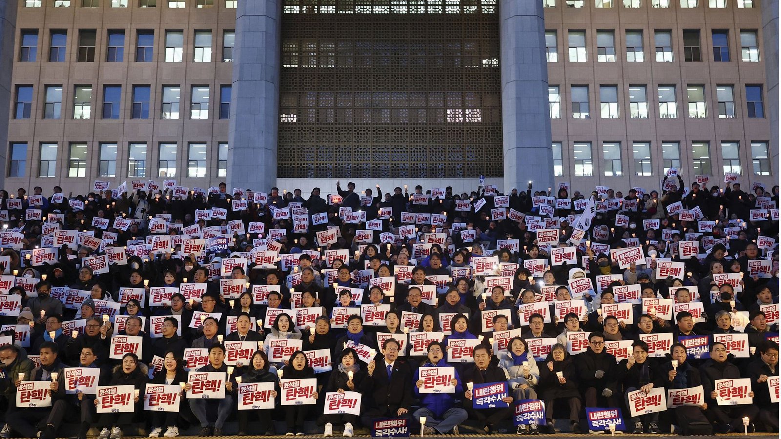 Protest in Südkorea: Demonstranten der Opposition  während einer Kundgebung gegen Präsident Yoon Suk Yeol vor der Nationalversammlung.Foto: dpa/Ryu Hyung-seok