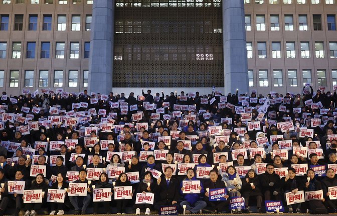 Protest in Südkorea: Demonstranten der Opposition  während einer Kundgebung gegen Präsident Yoon Suk Yeol vor der Nationalversammlung.<span class='image-autor'>Foto: dpa/Ryu Hyung-seok</span>
