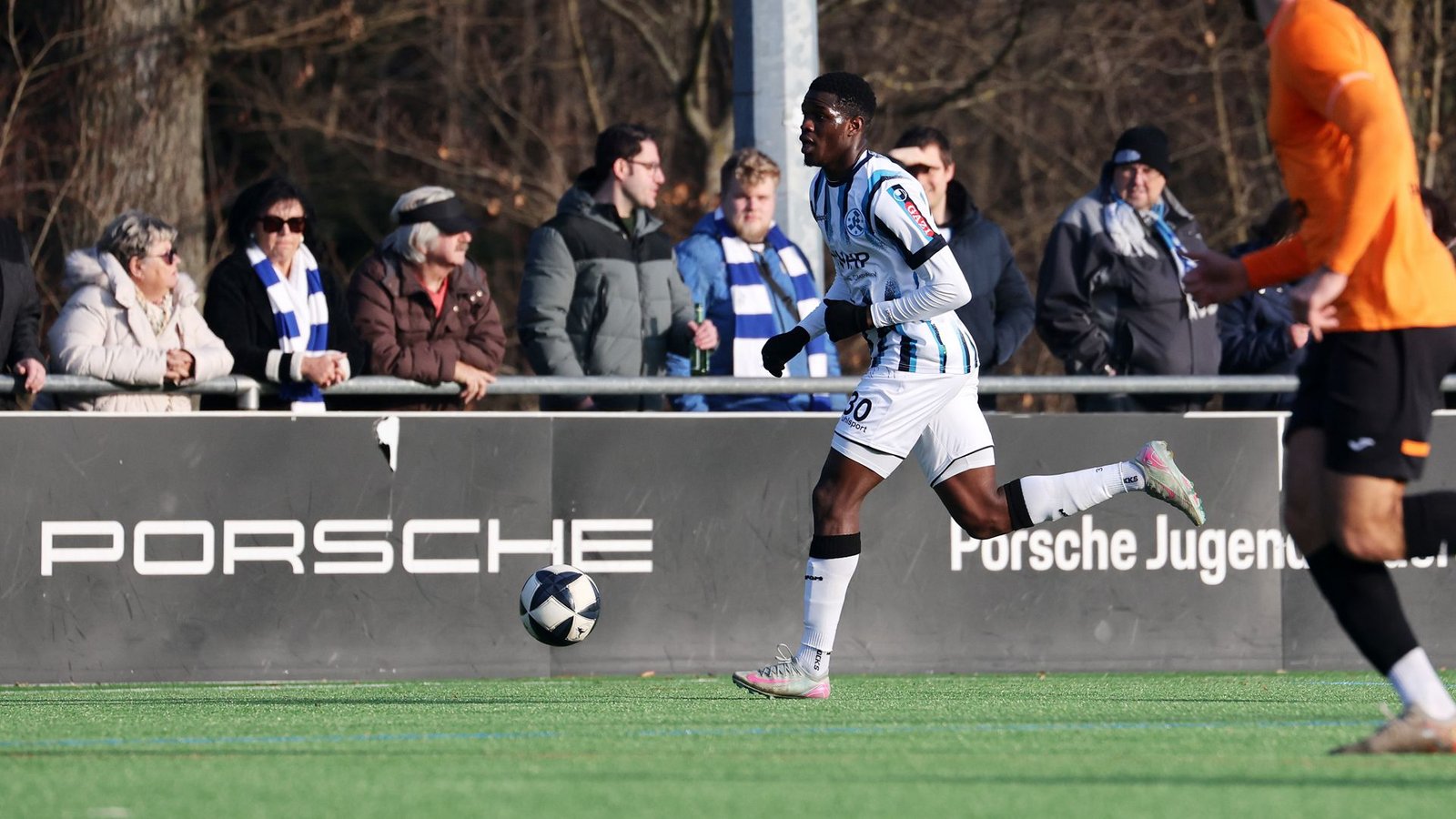 Laufstark: Abdoulie Mboob, der vom Oberligisten Türkischer SV Singen kam.Foto: Baumann/Julia Rahn Laufstark: Abdoulie Mboob, der vom Oberligisten Türkischer SV Singen kam.Foto: Baumann/Julia Rahn