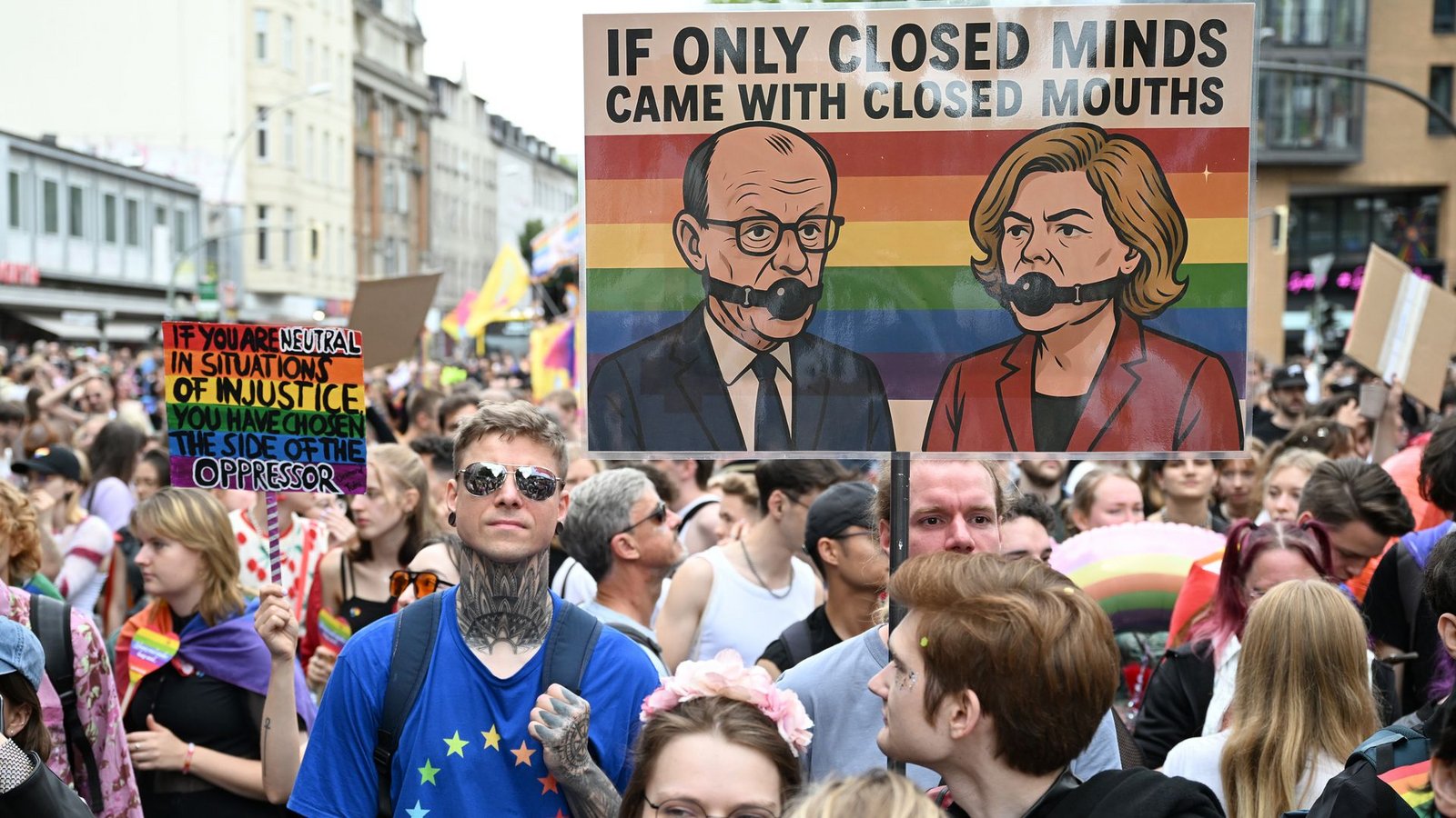 Beim Christopher Street Day (CDS) in Berlin trugen einige Teilnehmer satirische Plakate, auf denen Bundeskanzler Friedrich Merz (CDU) und Bundestagspräsidentin Julia Klöckner (CDU) zu sehen waren. (Archivfoto)Foto: Bernd von Jutrczenka/dpa