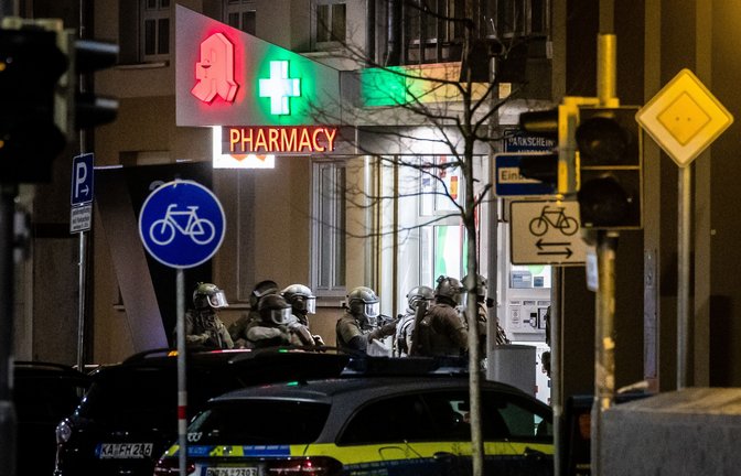Eine Gruppe Polizeibeamter des SEK Baden-Württemberg dringt in die Karlsruher Congress-Apotheke ein, beendete nach viereinhalb Stunden die Geiselnahme unblutig.<span class='image-autor'>Foto: dpa/Christoph Schmidt</span>