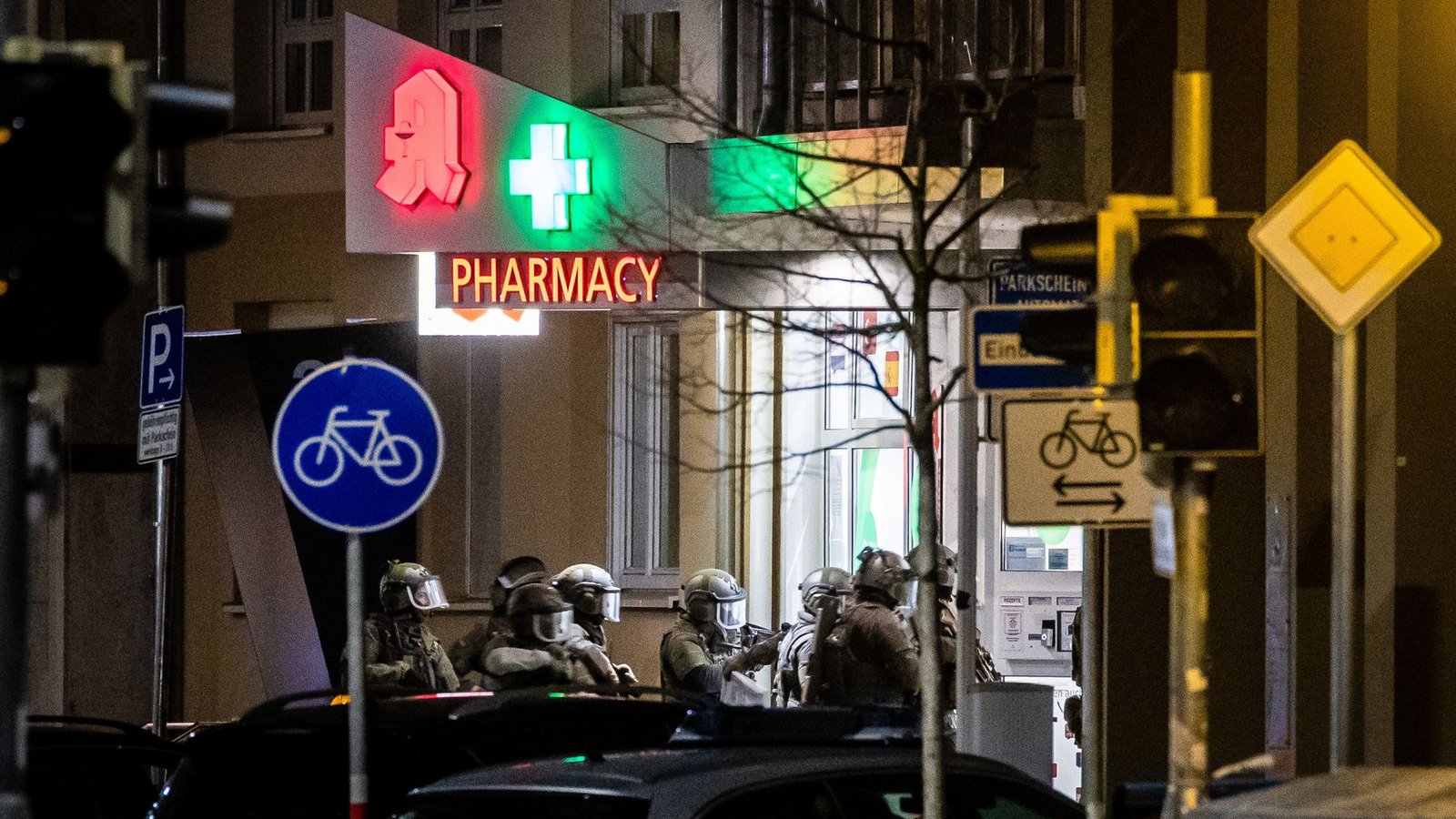 Eine Gruppe Polizeibeamter des SEK Baden-Württemberg dringt in die Karlsruher Congress-Apotheke ein, beendete nach viereinhalb Stunden die Geiselnahme unblutig.Foto: dpa/Christoph Schmidt Eine Gruppe Polizeibeamter des SEK Baden-Württemberg dringt in die Karlsruher Congress-Apotheke ein, beendete nach viereinhalb Stunden die Geiselnahme unblutig.Foto: dpa/Christoph Schmidt