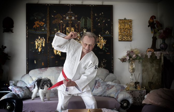 Der Königsbronner Dieter Seibold mit dem roten Gürtel und seinem Pudel Benji in seinem japanisch geprägten Wohnzimmer.<span class='image-autor'>Foto: Horst Rudel</span>